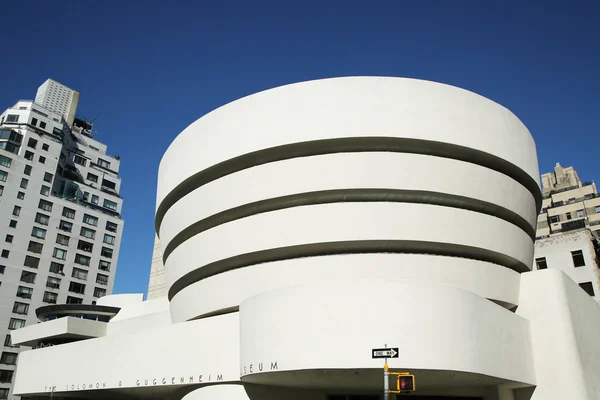 The Solomon R. Guggenheim Museum of modern and contemporary art in Manhattan — Stock Photo, Image