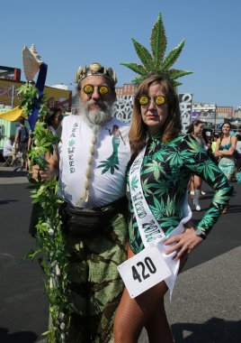Katılımcılar Mart ayında 34 yıllık Mermaid Parade, ülkedeki en büyük sanat geçit