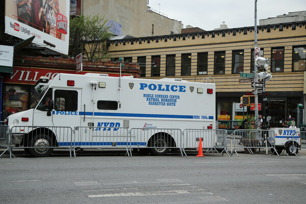 Полиция Нью-Йорка усиливает охрану в гей-отеле Stonewall Inn в Нью-Йорке после массовой стрельбы в Pulse Club, Орландо
