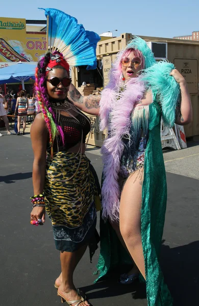 Participants march in the 34th Annual Mermaid Parade, the largest art parade in the nation — Stock Photo, Image