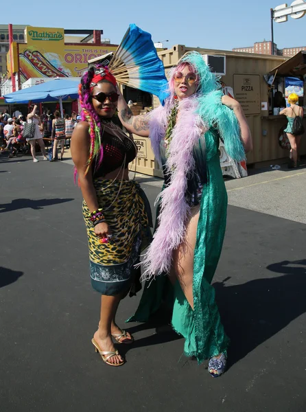 Deelnemers maart in de 34e jaarlijkse Mermaid Parade, de grootste kunst-parade in de natie — Stockfoto