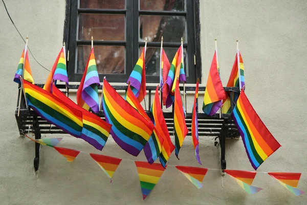 Флаги Rainbow у знака защиты прав геев Stonewall Inn в Нью-Йорке — стоковое фото