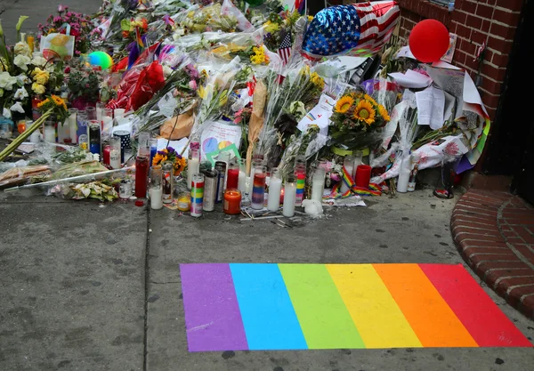 Memorial outside the gay rights landmark Stonewall Inn for the victims of the mass shooting in Pulse Club, Orlando — Stock Photo, Image