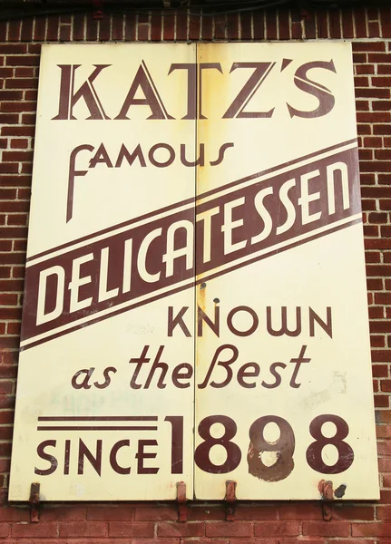 Sign for the historical Katz 's Delicatessen — стоковое фото