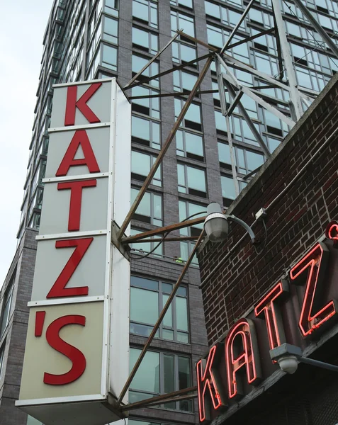 Señal para el histórico Katz 's Delicatessen — Foto de Stock