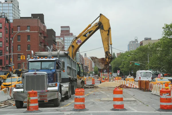 Constriction workers repair street in Lower Manhattan — Stock Photo, Image