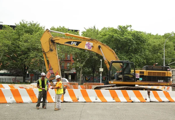 Constriction workers repair street in Lower Manhattan — Stock Photo, Image