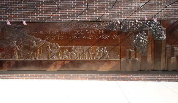FDNY Memorial Wall, a 56 foot bronze sculpture, at FDNY Engine 10 and Ladder 10 Firehouse — Stock Photo, Image