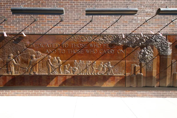 Fdny 纪念墙，一座 56 英尺的青铜雕塑，位于 Fdny 发动机 10 和梯子 10 消防楼 — 图库照片