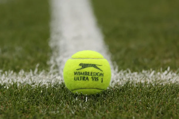 Slazenger wimbledon Tennisball auf Gras-Tennisplatz — Stockfoto