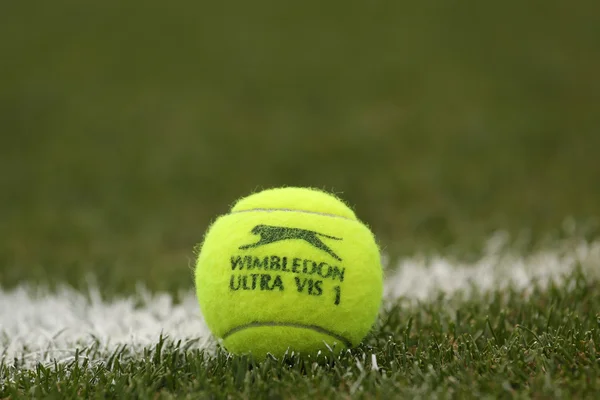草のテニスコートで slazenger ウィンブルドン テニス ・ ボール — ストック写真