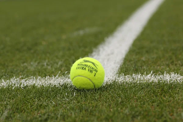 Slazenger Wimbledon pelota de tenis en la pista de tenis de hierba — Foto de Stock