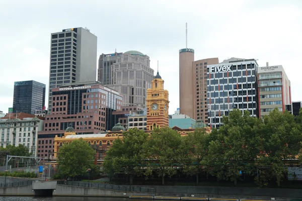 Melbourne skyline with Iconic Flinders Street Railway Station — Stock Photo, Image