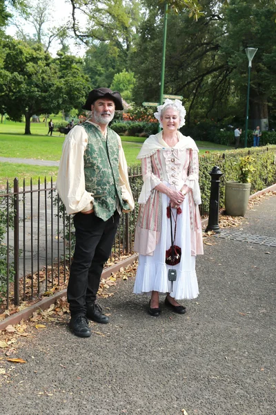 Cooks' Cottage volunteers dressed in 18th century costumes. — Stock Photo, Image
