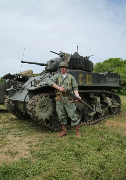 Participante del Campamento de la Segunda Guerra Mundial en el uniforme del Ejército Americano de la Segunda Guerra Mundial — Foto de Stock