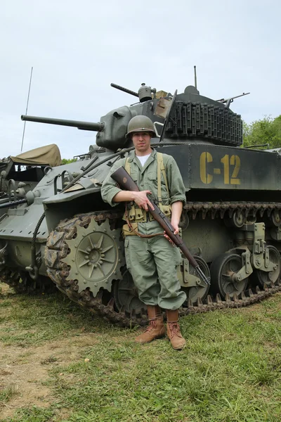 Participante del Campamento de la Segunda Guerra Mundial en el uniforme del Ejército Americano de la Segunda Guerra Mundial — Foto de Stock