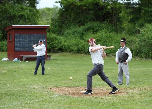 Baseballmannschaft in Vintage-Uniform aus dem 19. Jahrhundert beim Baseballspiel im alten Stil nach den Regeln und Gepflogenheiten von 1864 — Stockfoto