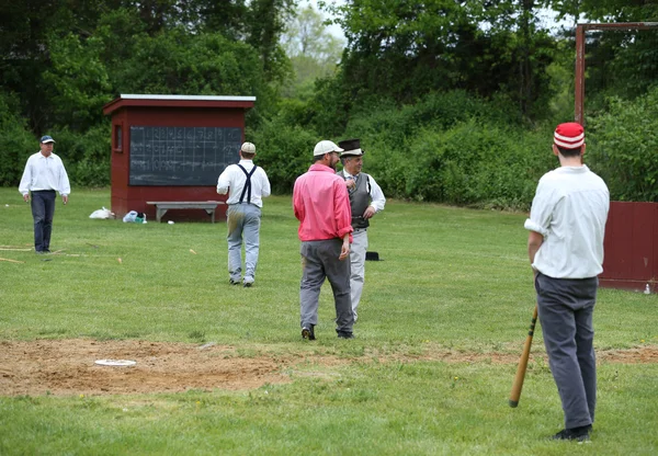 Équipe de baseball en uniforme vintage du 19ème siècle pendant le jeu de base-ball à l'ancienne suivant les règles et coutumes de 1864 — Photo