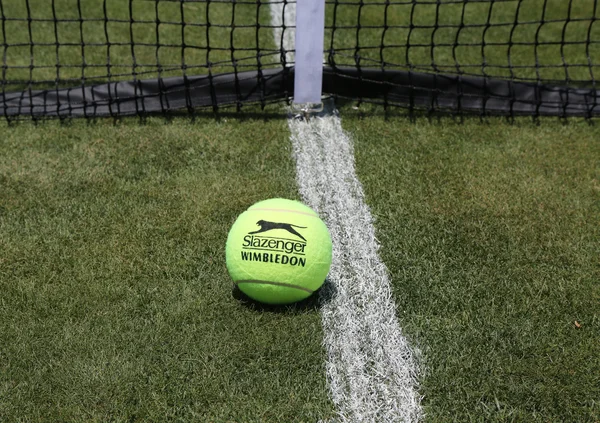 Slazenger Wimbledon pelota de tenis en la pista de tenis de hierba —  Fotos de Stock