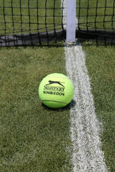 Slazenger Wimbledon pelota de tenis en la pista de tenis de hierba — Foto de Stock