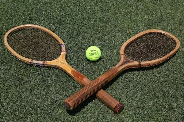 Raquettes de tennis vintage et balle de tennis Slazenger Wimbledon sur un court de tennis en herbe — Photo