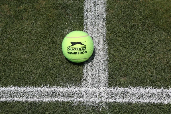 Slazenger Вімблдон тенісний м'яч на траві тенісний корт — стокове фото