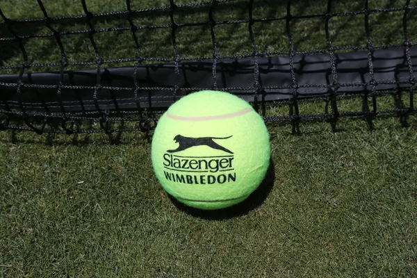 Slazenger Wimbledon pelota de tenis en la pista de tenis de hierba —  Fotos de Stock