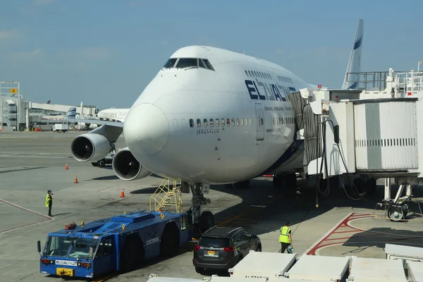 El Al Boeing 747 przy bramie w John F Kennedy Airport — Zdjęcie stockowe