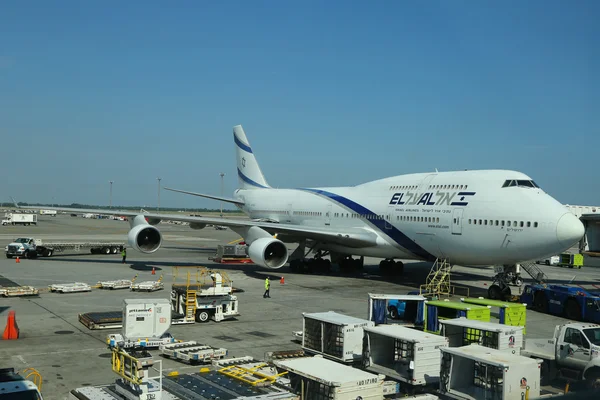 Ель Аль Boeing 747 біля воріт в аеропорт Кеннеді Джон Ф — стокове фото