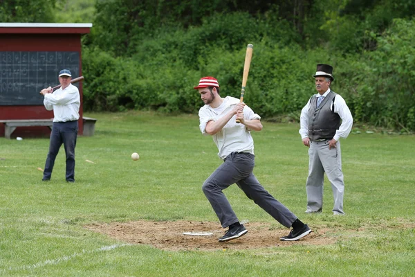 Équipe de baseball en uniforme vintage du 19ème siècle pendant le jeu de base-ball à l'ancienne suivant les règles et coutumes de 1864 — Photo