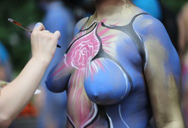 Manhattan şehir merkezinin içinde üçüncü Nyc vücut boyama gün boyunca tüm şekil ve büyüklükte 100 tamamen çıplak modeller sanatçılar boyama