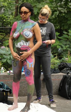 Manhattan şehir merkezinin içinde üçüncü Nyc vücut boyama gün boyunca tüm şekil ve büyüklükte 100 tamamen çıplak modeller sanatçılar boyama