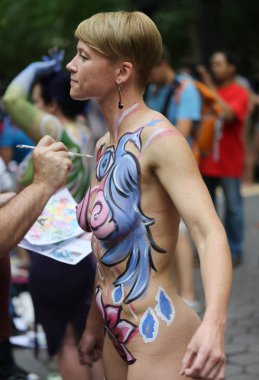 Manhattan şehir merkezinin içinde üçüncü Nyc vücut boyama gün boyunca tüm şekil ve büyüklükte 100 tamamen çıplak modeller sanatçılar boyama