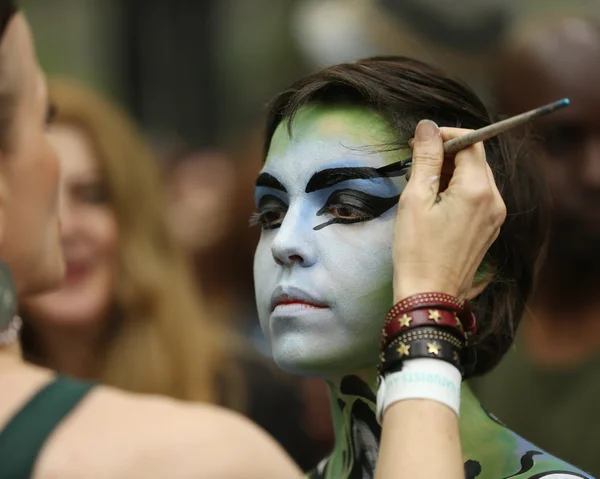 Les artistes peignent 100 modèles entièrement nus de toutes formes et tailles lors du troisième NYC Body Painting Day dans le centre de Manhattan — Photo