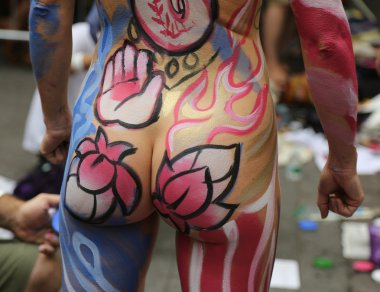 Manhattan şehir merkezinin içinde üçüncü Nyc vücut boyama gün boyunca tüm şekil ve büyüklükte 100 tamamen çıplak modeller sanatçılar boyama