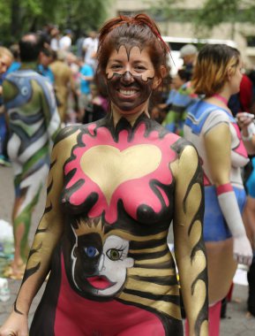 Manhattan şehir merkezinin içinde üçüncü Nyc vücut boyama gün boyunca tüm şekil ve büyüklükte 100 tamamen çıplak modeller sanatçılar boyama