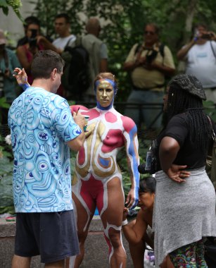 Manhattan şehir merkezinin içinde üçüncü Nyc vücut boyama gün boyunca tüm şekil ve büyüklükte 100 tamamen çıplak modeller sanatçılar boyama