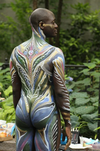 Konstnärer måla 100 helt naken modeller av alla former och storlekar under tredje Nyc kropp målning dagen i midtown Manhattan — Stockfoto