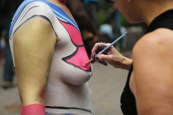 Artistas pintam 100 modelos totalmente nus de todas as formas e tamanhos durante o terceiro NYC Body Painting Day no centro de Manhattan — Fotografia de Stock