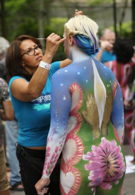 Manhattan şehir merkezinin içinde üçüncü Nyc vücut boyama gün boyunca tüm şekil ve büyüklükte 100 tamamen çıplak modeller sanatçılar boyama