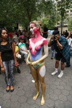 Manhattan şehir merkezinin içinde üçüncü Nyc vücut boyama gün boyunca tüm şekil ve büyüklükte 100 tamamen çıplak modeller sanatçılar boyama
