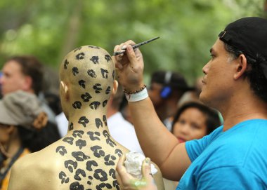 Manhattan şehir merkezinin içinde üçüncü Nyc vücut boyama gün boyunca tüm şekil ve büyüklükte 100 tamamen çıplak modeller sanatçılar boyama