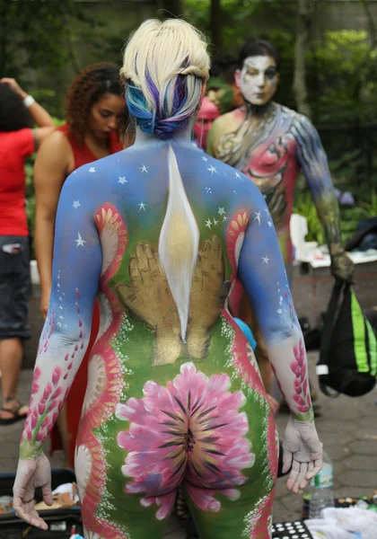 Artistas pintam 100 modelos totalmente nus de todas as formas e tamanhos durante o terceiro NYC Body Painting Day no centro de Manhattan — Fotografia de Stock