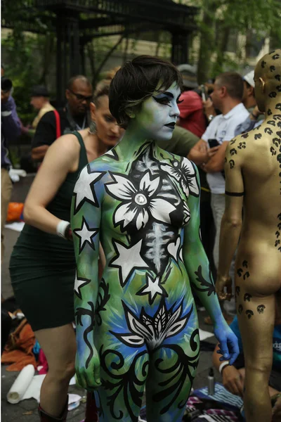 Εικαστικοί ζωγραφίζουν 100 πλήρως γυμνό μοντέλα του κάθε σχήματος και μεγέθους κατά τη διάρκεια τρίτη ημέρα ζωγραφική σώματος Nyc στο κέντρο του Μανχάταν — Φωτογραφία Αρχείου