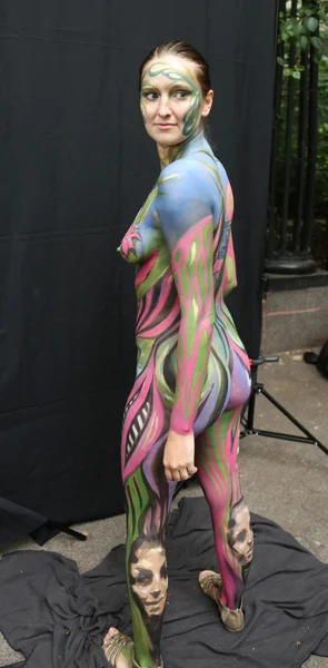 Gli artisti dipingono 100 modelli completamente nudi di tutte le forme e dimensioni durante il terzo NYC Body Painting Day nel centro di Manhattan — Foto Stock