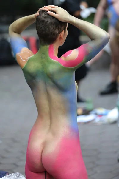 Artystów farby 100 całkowicie nago modele o różnych kształtach i rozmiarach, podczas trzeciego dnia malowania ciała Nyc w midtown Manhattan — Zdjęcie stockowe