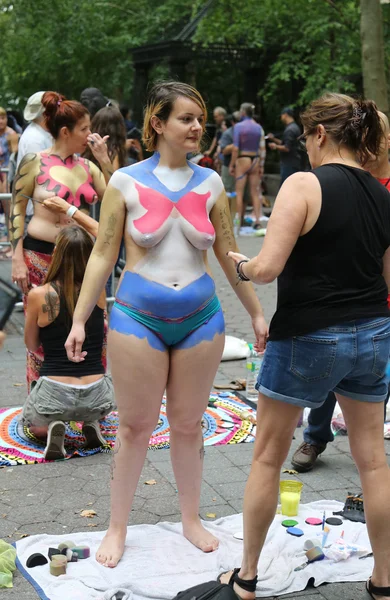 Artists paint 100 fully nude models of all shapes and sizes during third NYC Body Painting Day in midtown Manhattan — Stock Photo, Image