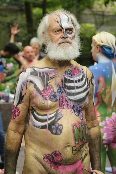 Kunstenaars schilderen 100 volledig naakt modellen van alle soorten en maten overdag derde Nyc Body Painting in midtown Manhattan — Stockfoto