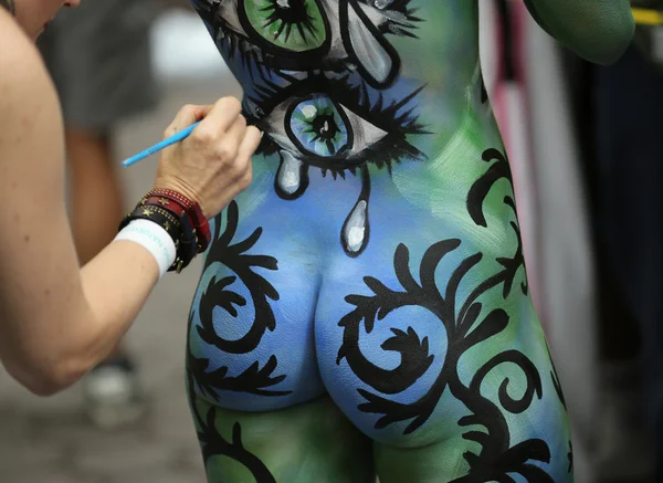 Artists paint 100 fully nude models of all shapes and sizes during third NYC Body Painting Day in midtown Manhattan — Stock Photo, Image