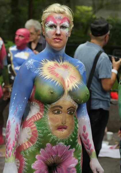 Artystów farby 100 całkowicie nago modele o różnych kształtach i rozmiarach, podczas trzeciego dnia malowania ciała Nyc w midtown Manhattan — Zdjęcie stockowe